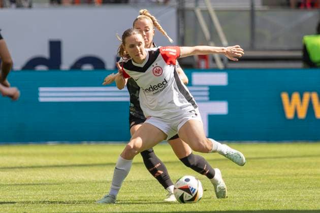Google Pixel Frauen-Bundesliga: Eintracht Frankfurt - FC Bayern München, 12.04.2025 Giulia Gwinn (FC Bayern München 7) & Lara Prasnikar (Eintracht Frankfurt 7) im Kampf um den Ball, Eintracht Frankfurt - FC Bayern München, Frankfurt, Deutsche Bank Park, 12.4.2025 Copyright: xBEAUTIFULxSPORTS Gawlikx