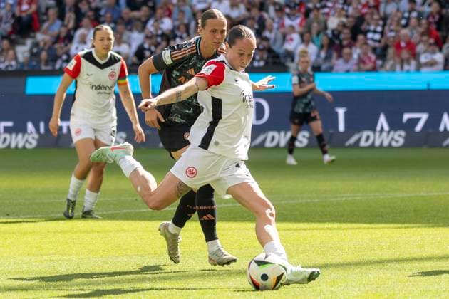 Google Pixel Frauen-Bundesliga: Eintracht Frankfurt - FC Bayern München, 12.04.2025 Geraldine Reuteler (Eintracht Frankfurt 14) bei einem Schuss aufs Tor, Eintracht Frankfurt - FC Bayern München, Frankfurt, Deutsche Bank Park, 12.4.2025 Copyright: xBEAUTIFULxSPORTS Gawlikx