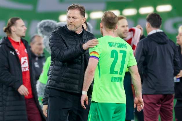 Trainer Ralph Hasenhuettl (VfL Wolfsburg) und Maximilian Arnold (VfL Wolfsburg) schauen enttaeuscht, Bundesliga, VfL Wolfsburg v RB Leipzig, Volkswagen Arena am 11. April 2025 in Wolfsburg, Deutschland. (Foto von Marco Steinbrenner DeFodi Images) Trainer Ralph Hasenhuettl (VfL Wolfsburg) und Maximilian Arnold (VfL Wolfsburg) look dejected, Bundesliga, VfL Wolfsburg v RB Leipzig, Volkswagen Arena, April 11, 2025 in Wolfsburg, Germany. (Photo by Marco Steinbrenner DeFodi Images) DFL regulations prohibit any use of photographs as image sequences and or quasi-video.
