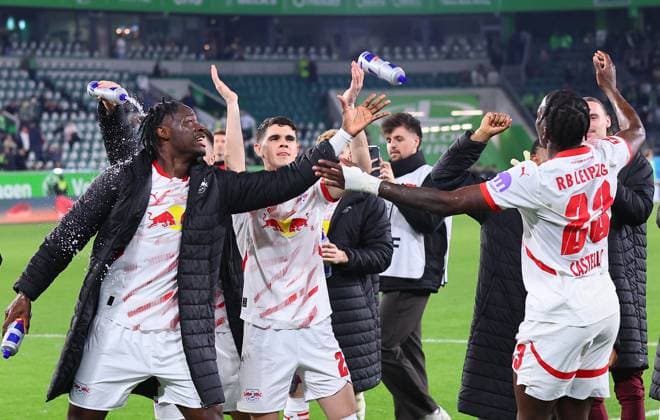 Wolfsburg - RB Leipzig Bundesliga Wolfsburg, 11.04.2025, Volkswagen Arena, Bundesliga, Spieltag 29 , VFL WOLFSBURG vs. RB LEIPZIG 2:3 (0:2) , Schlussjubel RB Leipzig, Im Bild v.l.: El Chadaille Bitshiabu (5, RB Leipzig), Kosta Nedeljkovic (21, RB Leipzig) und Castello Lukeba (23, RB Leipzig) ,