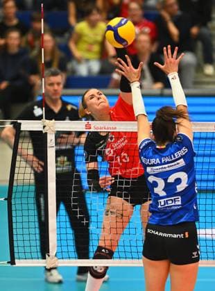hinterm Netz: Marta Kamelija Levinska (Dresden) gegen Maria Segura Palleres (Stuttgart), Dresdner SC gegen Allianz MTV Stuttgart, Volleyball, 1. Bundesliga Frauen, 1. Liga, Margon Arena Dresden Bodenbacher Straße, DSC, Saison 2024 2025, 12.04.2025,