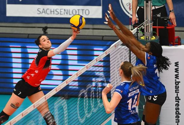 v.l.: Julie Lengweiler (Dresden) gegen Kelsey Veltman und Krystal Rivers (beide Stuttgart), Dresdner SC gegen Allianz MTV Stuttgart, Volleyball, 1. Bundesliga Frauen, 1. Liga, Margon Arena Dresden Bodenbacher Straße, DSC, Saison 2024 2025, 12.04.2025,