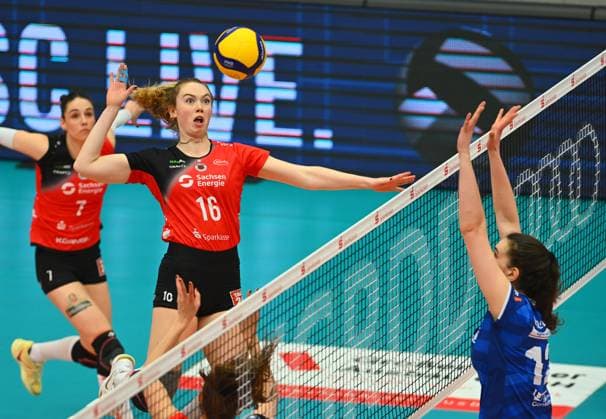 Mitte v.l.: Emma Scarlett Clothier (Dresden) gegen Lucia Varela (Stuttgart), Dresdner SC gegen Allianz MTV Stuttgart, Volleyball, 1. Bundesliga Frauen, 1. Liga, Margon Arena Dresden Bodenbacher Straße, DSC, Saison 2024 2025, 12.04.2025,