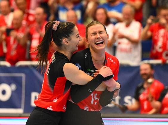 v.l.: Stamatia Kyparissi und Marta Kamelija Levinska (beide Dresden), Dresdner SC gegen Allianz MTV Stuttgart, Volleyball, 1. Bundesliga Frauen, 1. Liga, Margon Arena Dresden Bodenbacher Straße, DSC, Saison 2024 2025, 12.04.2025,