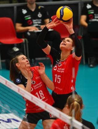 v.l.: Sarah Straube und Marta Kamelija Levinska (beide Dresden), Dresdner SC gegen Allianz MTV Stuttgart, Volleyball, 1. Bundesliga Frauen, 1. Liga, Margon Arena Dresden Bodenbacher Straße, DSC, Saison 2024 2025, 12.04.2025,