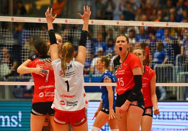 Jubel beim Dresdner SC, vorn v.l.: Patricia Nestler (1) und Marta Kamelija Levinska (15, alle Dresden), Dresdner SC gegen Allianz MTV Stuttgart, Volleyball, 1. Bundesliga Frauen, 1. Liga, Margon Arena Dresden Bodenbacher Straße, DSC, Saison 2024 2025, 12.04.2025,
