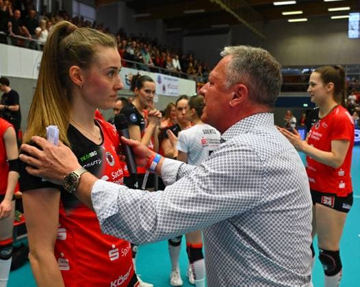 v.l.: Sarah Straube mit Vorstandschef Hubert Körner (beide Dresden), Dresdner SC gegen Allianz MTV Stuttgart, Volleyball, 1. Bundesliga Frauen, 1. Liga, Margon Arena Dresden Bodenbacher Straße, DSC, Saison 2024 2025, 12.04.2025,