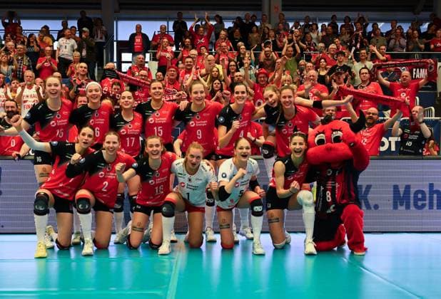 Jubelfoto Dresdner SC, Siegerfoto, Dresdner SC gegen Allianz MTV Stuttgart, Volleyball, 1. Bundesliga Frauen, 1. Liga, Margon Arena Dresden Bodenbacher Straße, DSC, Saison 2024 2025, 12.04.2025,