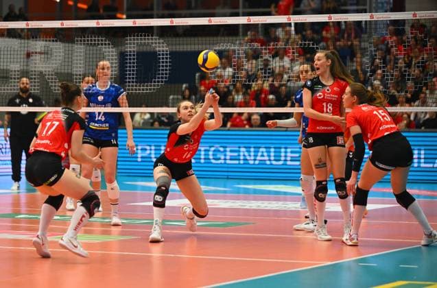 Mitte: Emma Scarlett Clothier (Dresden) bei der Annahme, Dresdner SC gegen Allianz MTV Stuttgart, Volleyball, 1. Bundesliga Frauen, 1. Liga, Margon Arena Dresden Bodenbacher Straße, DSC, Saison 2024 2025, 12.04.2025,