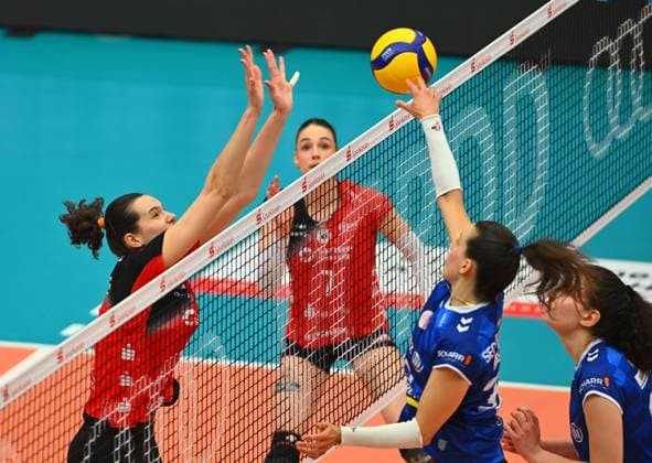 links: Nathalie Lemmens (Dresden) blockt gegen Maria Segura Palleres (Stuttgart), Dresdner SC gegen Allianz MTV Stuttgart, Volleyball, 1. Bundesliga Frauen, 1. Liga, Margon Arena Dresden Bodenbacher Straße, DSC, Saison 2024 2025, 12.04.2025,