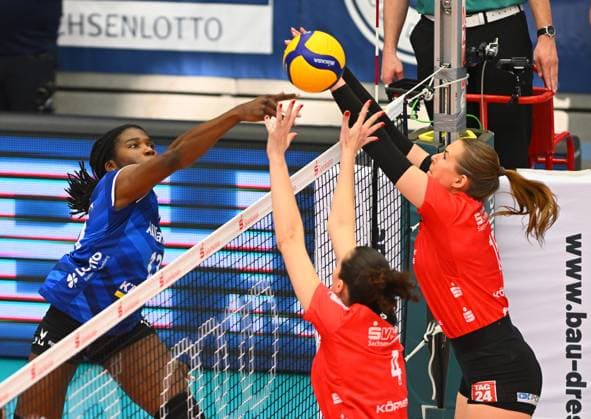 links: Krystal Rivers (Stuttgart) gegen Nathalie Lemmens (4) und Marta Kamelija Levinska (beide Dresden), Dresdner SC gegen Allianz MTV Stuttgart, Volleyball, 1. Bundesliga Frauen, 1. Liga, Margon Arena Dresden Bodenbacher Straße, DSC, Saison 2024 2025, 12.04.2025,