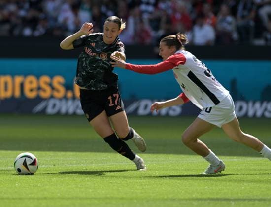 Klara Bühl (li) in Aktion. gegen Carlotta Wamser fotografiert beim Fußball Damen Bundesliga Spiel Eintracht Frankfurt gegen den FC. Bayern München am 12.4.2025 in Frankfurt. (DFL DFB REGULATIONS PROHIBIT ANY USE OF PHOTOGRAPHS as IMAGE SEQUENCES and or QUASI-VIDEO)