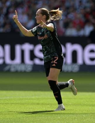 FC Bayern Münchens. Sydney Lohmann jubelt nach dem Tor zum 1:0 fotografiert beim Fußball Damen Bundesliga Spiel Eintracht Frankfurt gegen den FC. Bayern München am 12.4.2025 in Frankfurt. (DFL DFB REGULATIONS PROHIBIT ANY USE OF PHOTOGRAPHS as IMAGE SEQUENCES and or QUASI-VIDEO)
