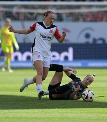 Lisanne Gräwe (li). gegen. Giulia Gwinn (am Boden) fotografiert beim Fußball Damen Bundesliga Spiel Eintracht Frankfurt gegen den FC. Bayern München am 12.4.2025 in Frankfurt. (DFL DFB REGULATIONS PROHIBIT ANY USE OF PHOTOGRAPHS as IMAGE SEQUENCES and or QUASI-VIDEO)