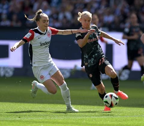 Sophia Kleinherne. (li). gegen. Pernille Harder fotografiert beim Fußball Damen Bundesliga Spiel Eintracht Frankfurt gegen den FC. Bayern München am 12.4.2025 in Frankfurt. (DFL DFB REGULATIONS PROHIBIT ANY USE OF PHOTOGRAPHS as IMAGE SEQUENCES and or QUASI-VIDEO)
