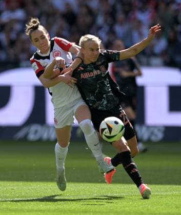 Sophia Kleinherne. (li). gegen. Pernille Harder fotografiert beim Fußball Damen Bundesliga Spiel Eintracht Frankfurt gegen den FC. Bayern München am 12.4.2025 in Frankfurt. (DFL DFB REGULATIONS PROHIBIT ANY USE OF PHOTOGRAPHS as IMAGE SEQUENCES and or QUASI-VIDEO)