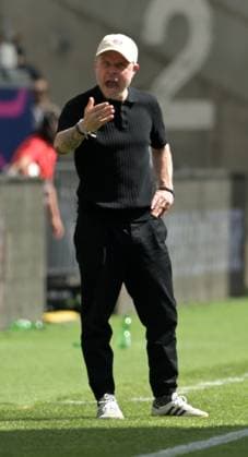 FC Bayern München Damen Trainer Alexander Straus fotografiert beim Fußball Damen Bundesliga Spiel Eintracht Frankfurt gegen den FC. Bayern München am 12.4.2025 in Frankfurt. (DFL DFB REGULATIONS PROHIBIT ANY USE OF PHOTOGRAPHS as IMAGE SEQUENCES and or QUASI-VIDEO)