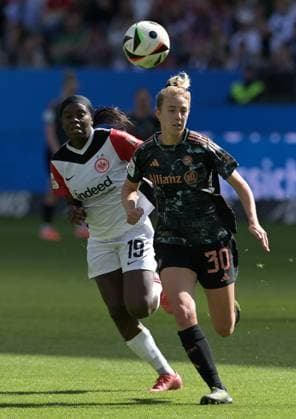 Carolin Simon (re) in Aktion. gegen Nicole Anyomi. fotografiert beim Fußball Damen Bundesliga Spiel Eintracht Frankfurt gegen den FC. Bayern München am 12.4.2025 in Frankfurt. (DFL DFB REGULATIONS PROHIBIT ANY USE OF PHOTOGRAPHS as IMAGE SEQUENCES and or QUASI-VIDEO)