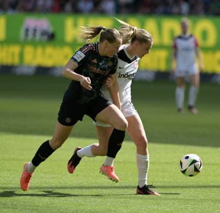 Laura Freigang (re) in Aktion. gegen Magdalena Eriksson. fotografiert beim Fußball Damen Bundesliga Spiel Eintracht Frankfurt gegen den FC. Bayern München am 12.4.2025 in Frankfurt. (DFL DFB REGULATIONS PROHIBIT ANY USE OF PHOTOGRAPHS as IMAGE SEQUENCES and or QUASI-VIDEO)