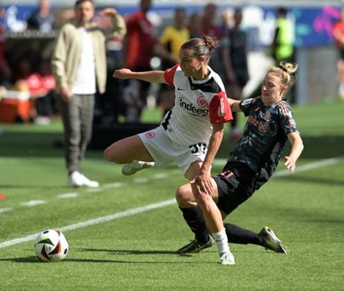 Carlotta Wamser (li) in Aktion. gegen Carolin Simon fotografiert beim Fußball Damen Bundesliga Spiel Eintracht Frankfurt gegen den FC. Bayern München am 12.4.2025 in Frankfurt. (DFL DFB REGULATIONS PROHIBIT ANY USE OF PHOTOGRAPHS as IMAGE SEQUENCES and or QUASI-VIDEO)