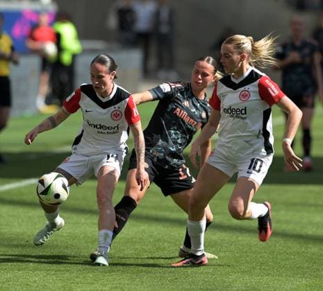 Klara Bühl (mi). in Aktion. gegen Geraldine Reuteler (li). und Laura Freigang (re). fotografiert beim Fußball Damen Bundesliga Spiel Eintracht Frankfurt gegen den FC. Bayern München am 12.4.2025 in Frankfurt. (DFL DFB REGULATIONS PROHIBIT ANY USE OF PHOTOGRAPHS as IMAGE SEQUENCES and or QUASI-VIDEO)