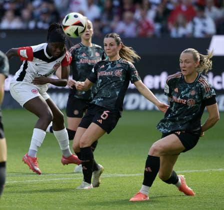 Nicole Anyomi (li). gegen. Magdalena Eriksson (re). und. Tuva Hansen (mi). fotografiert beim Fußball Damen Bundesliga Spiel Eintracht Frankfurt gegen den FC. Bayern München am 12.4.2025 in Frankfurt. (DFL DFB REGULATIONS PROHIBIT ANY USE OF PHOTOGRAPHS as IMAGE SEQUENCES and or QUASI-VIDEO)