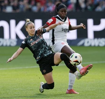 Giulia Gwinn (li). in Aktion. gegen Nicole Anyomi. fotografiert beim Fußball Damen Bundesliga Spiel Eintracht Frankfurt gegen den FC. Bayern München am 12.4.2025 in Frankfurt. (DFL DFB REGULATIONS PROHIBIT ANY USE OF PHOTOGRAPHS as IMAGE SEQUENCES and or QUASI-VIDEO)