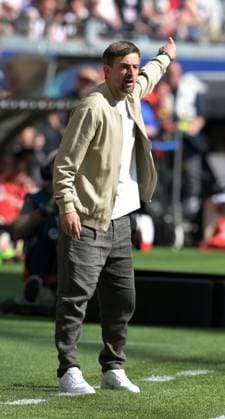 Eintracht Frankfurts Damen Trainer Niko Arnautis fotografiert beim Fußball Damen Bundesliga Spiel Eintracht Frankfurt gegen den FC. Bayern München am 12.4.2025 in Frankfurt. (DFL DFB REGULATIONS PROHIBIT ANY USE OF PHOTOGRAPHS as IMAGE SEQUENCES and or QUASI-VIDEO)