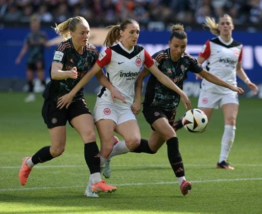 Sport Themen der Woche KW15 Sport Bilder des Tages Arianna Caruso. (re). gegen. Magdalena Eriksson (li). und. Lara Prasnikar (mi). fotografiert beim Fußball Damen Bundesliga Spiel Eintracht Frankfurt gegen den FC. Bayern München am 12.4.2025 in Frankfurt. (DFL DFB REGULATIONS PROHIBIT ANY USE OF PHOTOGRAPHS as IMAGE SEQUENCES and or QUASI-VIDEO) *** Arianna Caruso re against Magdalena Eriksson li and Lara Prasnikar mi photographed at the womens Bundesliga soccer match Eintracht Frankfurt against FC Bayern Munich on 12 4 2025 in Frankfurt DFL DFB REGULATIONS PROHIBIT ANY USE OF PHOTOGRAPHS as IMAGE SEQUENCES and or QUASI VIDEO