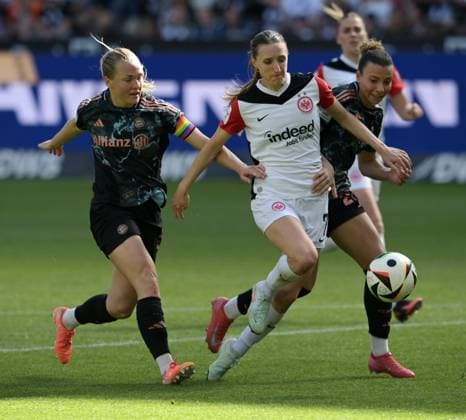 Arianna Caruso. (re). gegen. Magdalena Eriksson (li). und. Lara Prasnikar (mi). fotografiert beim Fußball Damen Bundesliga Spiel Eintracht Frankfurt gegen den FC. Bayern München am 12.4.2025 in Frankfurt. (DFL DFB REGULATIONS PROHIBIT ANY USE OF PHOTOGRAPHS as IMAGE SEQUENCES and or QUASI-VIDEO)