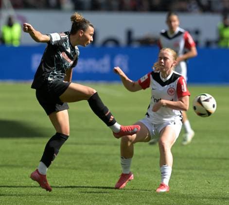 Arianna Caruso. (li) gegen Pernille Sanvig fotografiert beim Fußball Damen Bundesliga Spiel Eintracht Frankfurt gegen den FC. Bayern München am 12.4.2025 in Frankfurt. (DFL DFB REGULATIONS PROHIBIT ANY USE OF PHOTOGRAPHS as IMAGE SEQUENCES and or QUASI-VIDEO)