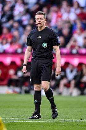 Schiedsrichter Tobias Welz Schaut waehrend des Spiels der 1. Bundesliga zwischen FC Bayern München und Borussia Dortmund, Allianz Arena am 12. April 2025 in München, Deutschland. (Foto von Harry Langer DeFodi Images) +++ Schiedsrichter Tobias Welz Looks on during the Bundesliga match between FC Bayern München and Borussia Dortmund at Allianz Arena on April 12, 2025 in Munich, Germany. (Photo by Harry Langer DeFodi Images) DFL regulations prohibit any use of photographs as image sequences and or quasi-video. (Photo by Harry Langer DeFodi Images) DFL regulations prohibit any use of photographs as image sequences and or quasi-video. *** Referee Tobias Welz Looks on during the Bundesliga match between FC Bayern München and Borussia Dortmund, Allianz Arena on April 12, 2025 in Munich, Germany Photo by Harry Langer DeFodi Images Referee Tobias Welz Looks on during the Bundesliga match between FC Bayern München and Borussia Dortmund at Allianz Arena on April 12, 2025 in Munich, Germany Photo by Harry Langer DeFodi Images DFL regulations prohibit any use of photographs as image sequences and or quasi video Photo by Harry Langer DeFodi Images DFL regulations prohibit any use of photographs as image sequences and or quasi video
