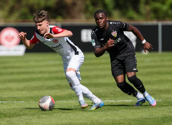 Fussball - U17, U 17 DFB-Nachwuchsliga - Eintracht Frankfurt - VfB Stuttgart - 06.04.25, Niko Ilicevic (Eintracht), Idriss Brayann Youmbissi Kenmoe (VFB), -