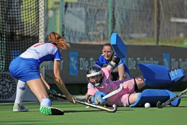 Feldhockey-Bundesliga, Damen: Mia Böhringer, Torhüterin des UHC, verhindert nach einer Kurzen Ecke für den GTHGC eine Einschussmöglichkeit für Stella Tegtmeier.