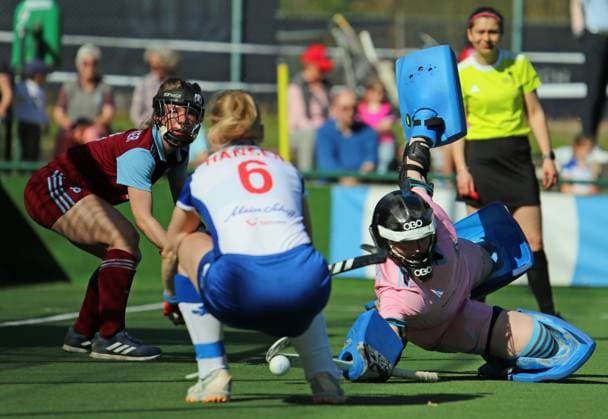 Feldhockey-Bundesliga, Damen: Mia Böhringer, Torhüterin des UHC, verhindert nach einer Kurzen Ecke für den GTHGC eine Einschussmöglichkeit für Kaja Hansen.