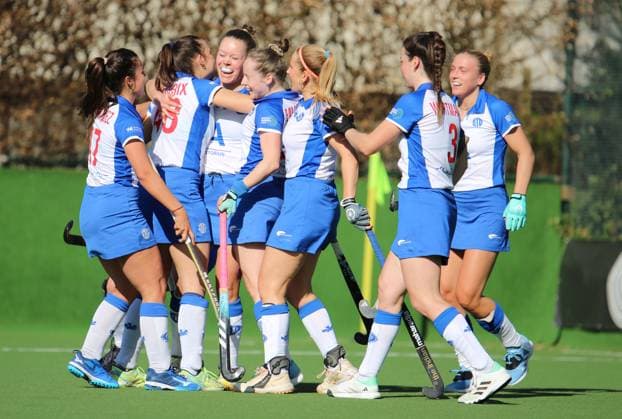 Feldhockey-Bundesliga, Damen: Spielerinnen vom GTHGC feiern Lena Micheel nach deren Treffer zum 1:1 gegen den UHC.