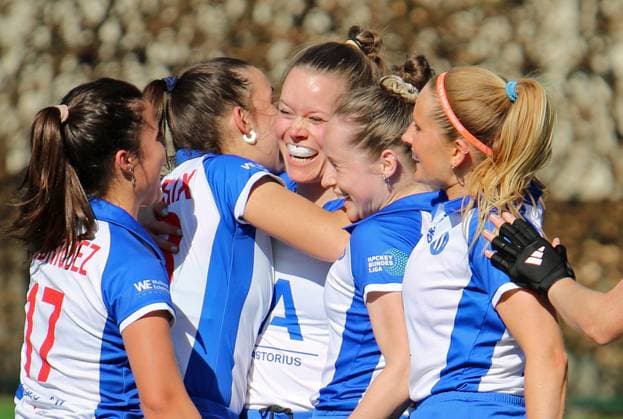 Feldhockey-Bundesliga, Damen: Spielerinnen vom GTHGC feiern Lena Micheel nach deren Treffer zum 1:1 gegen den UHC.