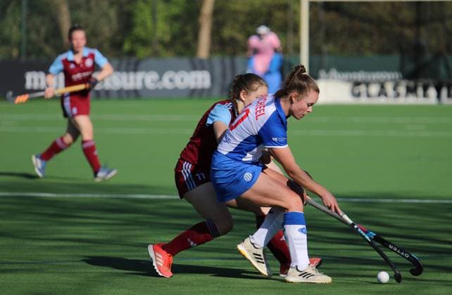 Feldhockey-Bundesliga, Damen: Lena Micheel (GTHGC) im Duell mit Claire Behrend (UHC).