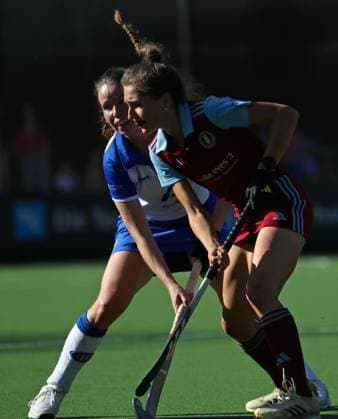 Feldhockey-Bundesliga, Damen: Amelie Wortmann (l.) vom GTHGC im Duell mit Jule Bloch (r.) vom UHC.