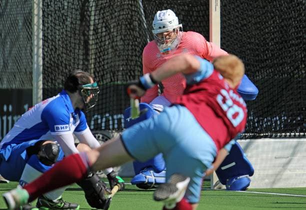 Feldhockey-Bundesliga, Herren: Nicolas Hillmann, Torwart des GTHGC, bei einer Abwehr einer Kurzen Ecke des UHC.