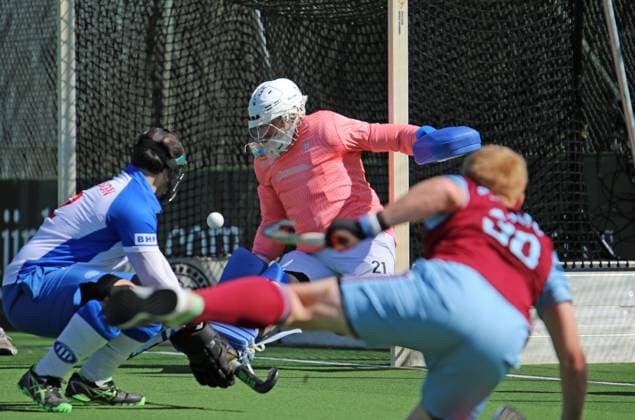 Feldhockey-Bundesliga, Herren: Nicolas Hillmann, Torwart des GTHGC, bei einer Abwehr einer Kurzen Ecke des UHC.