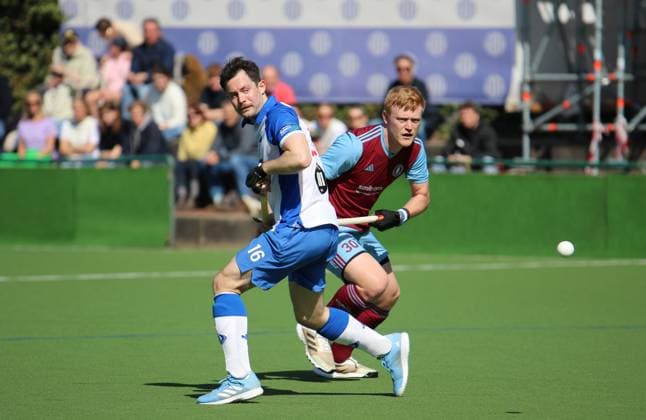 Feldhockey-Bundesliga, Herren: Duell zwischen Nicolas Riemann (l.) vom GTHGC und Philip Schmid (r.) vom UHC.