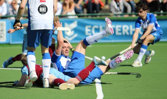 Feldhockey-Bundesliga, Herren: Niklas Plattenteich, Kapitän des GTHGC, reklamiert nach einem Zweikampf mit Maximilian Kloss (UHC) Richtung Schiedsrichter.