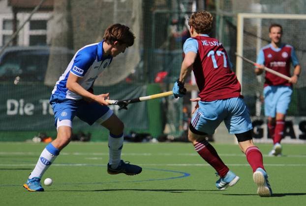 Feldhockey-Bundesliga, Herren: Beim Kampf um den Ball zwischen Friedrich von Glasow (l.) vom GTHGC und Henri de Cuvry (r.) vom UHC haben sich kurz die Schlägerköpfe verhakt.