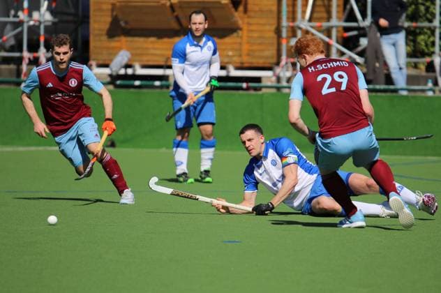 Feldhockey-Bundesliga, Herren: Niklas Plattenteich, Kapitän des GTHGC, rutscht während eines Passes aus und blickt dem Ball nach.