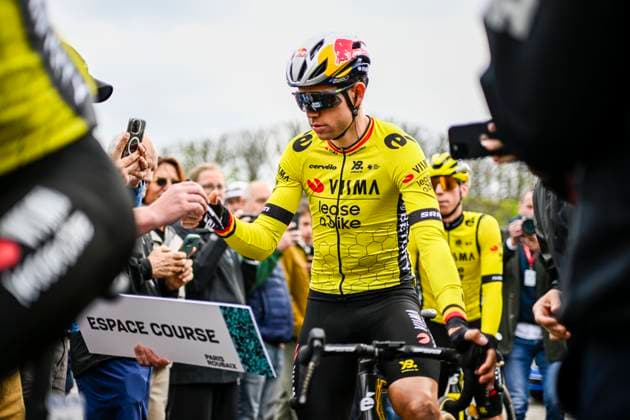 Paris Roubaix 2025 Cycling Race Roubaix, France - April 13 : Van Aert Wout (BEL) of Team Visma - Lease a Bike before the start of the race during the 122nd edition of Paris Roubaix an UCI World Tour cycling race for Men Elite of 259,7 kms with start in Compiegne and finish at the Velodrome Andre-Petrieux in Roubaix on April 13, 2025 in Roubaix, France, 13 04 2025 ( Motordriver Kenny Verfaillie - Roubaix France  Copyright: xNicoxVereeckenx