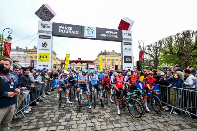 Paris Roubaix 2025 Cycling Race Roubaix, France - April 13 : Illustration picture of the start of the race during the 122nd edition of Paris Roubaix an UCI World Tour cycling race for Men Elite of 259,7 kms with start in Compiegne and finish at the Velodrome Andre-Petrieux in Roubaix on April 13, 2025 in Roubaix, France, 13 04 2025 ( Motordriver Kenny Verfaillie - Roubaix France  Copyright: xVincentxKalutx