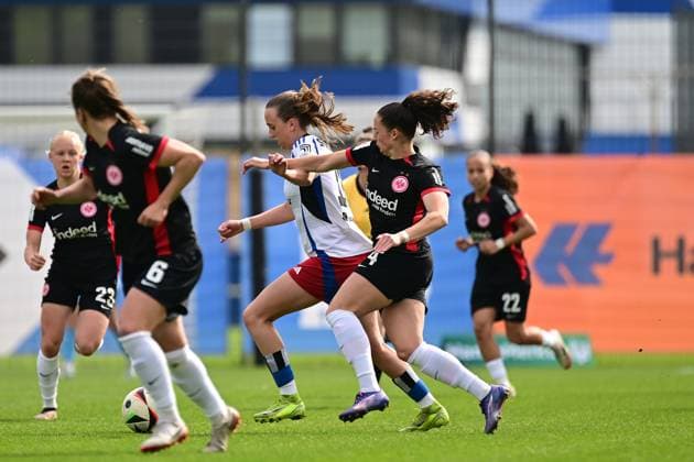 Fußball I Frauen I Saison 2024-2025 I 2. Bundesliga I 21. Spieltag I Hamburger SV - Eintracht Frankfurt II I 13.04.2025 Victoria Schulz (19, Hamburger SV) Elena Mühlemann (34, Eintracht Frankfurt II) Hamburg Am Volkspark Hamburg Deutschland Copyright: xLobeca FelixxSchlikisx