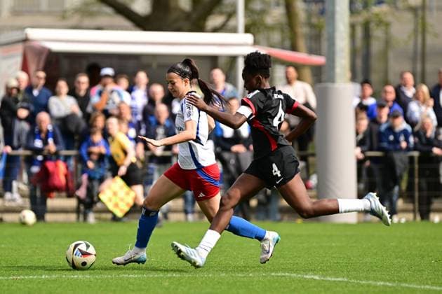 Fußball I Frauen I Saison 2024-2025 I 2. Bundesliga I 21. Spieltag I Hamburger SV - Eintracht Frankfurt II I 13.04.2025 Vildan Kardesler (7, Hamburger SV) Emily Wallrabenstein (4, Eintracht Frankfurt II) Hamburg Am Volkspark Hamburg Deutschland Copyright: xLobeca FelixxSchlikisx