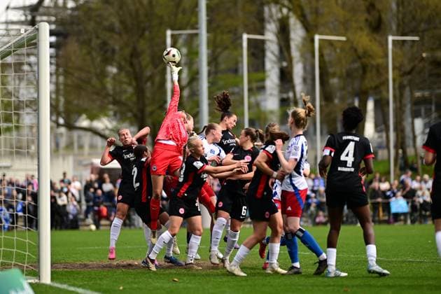 Fußball I Frauen I Saison 2024-2025 I 2. Bundesliga I 21. Spieltag I Hamburger SV - Eintracht Frankfurt II I 13.04.2025 Parade, Rettungsaktion Lina Altenburg (12, Eintracht Frankfurt II) Hamburg Am Volkspark Hamburg Deutschland Copyright: xLobeca FelixxSchlikisx